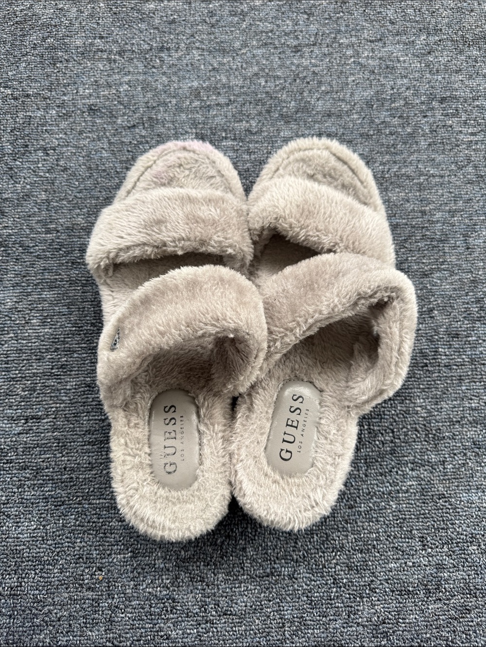 GUESS Womens Plush Cross-Band Slide Slippers in gray